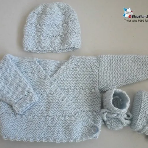 Ensemble 01 mois, brassière croisée, bonnet et chaussons, bleu azur,  tricot bb, tricot bebe, modèle sur commande