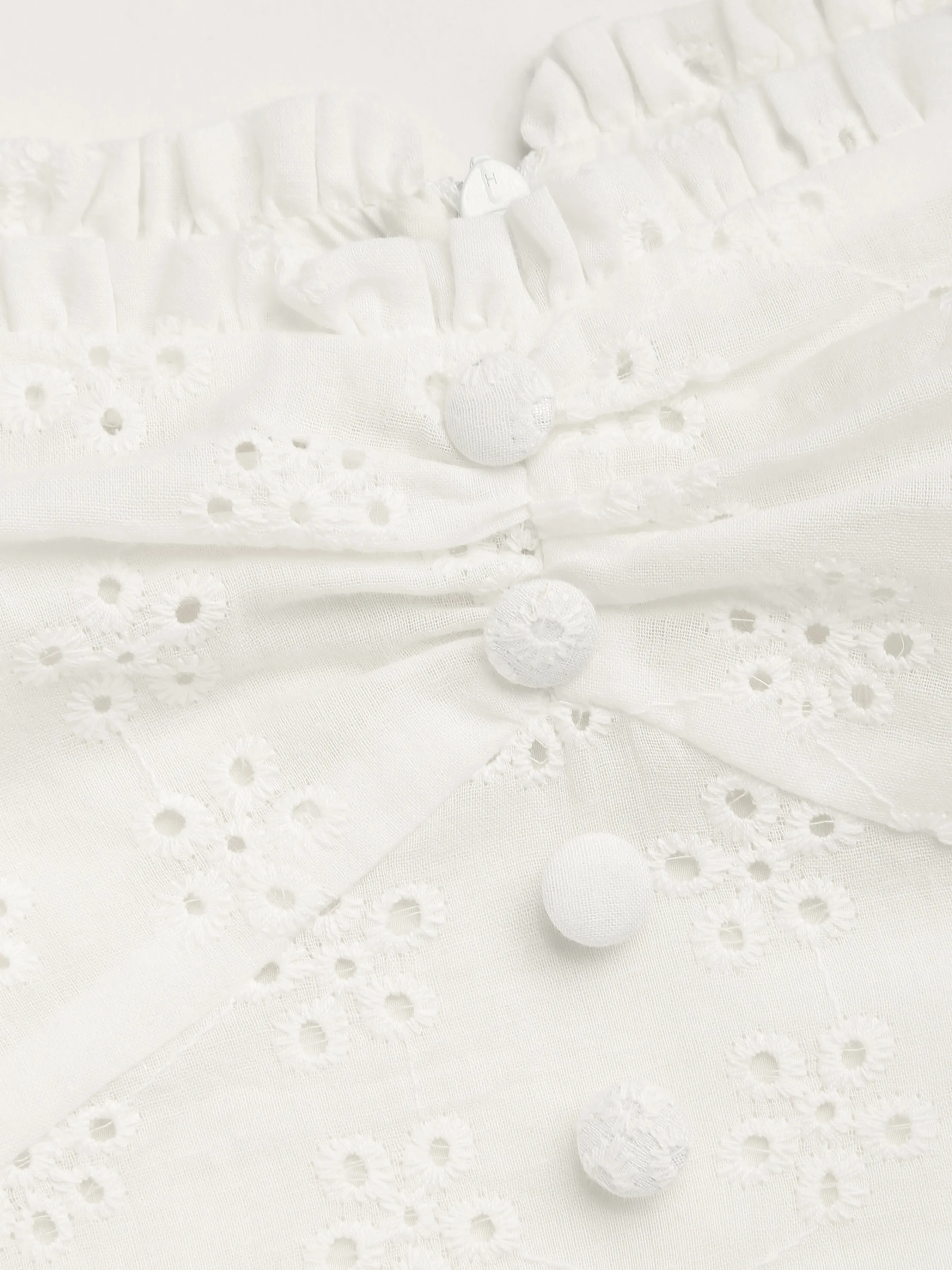 Robe courte en coton broderie anglaise épaules dénudées boutonnée