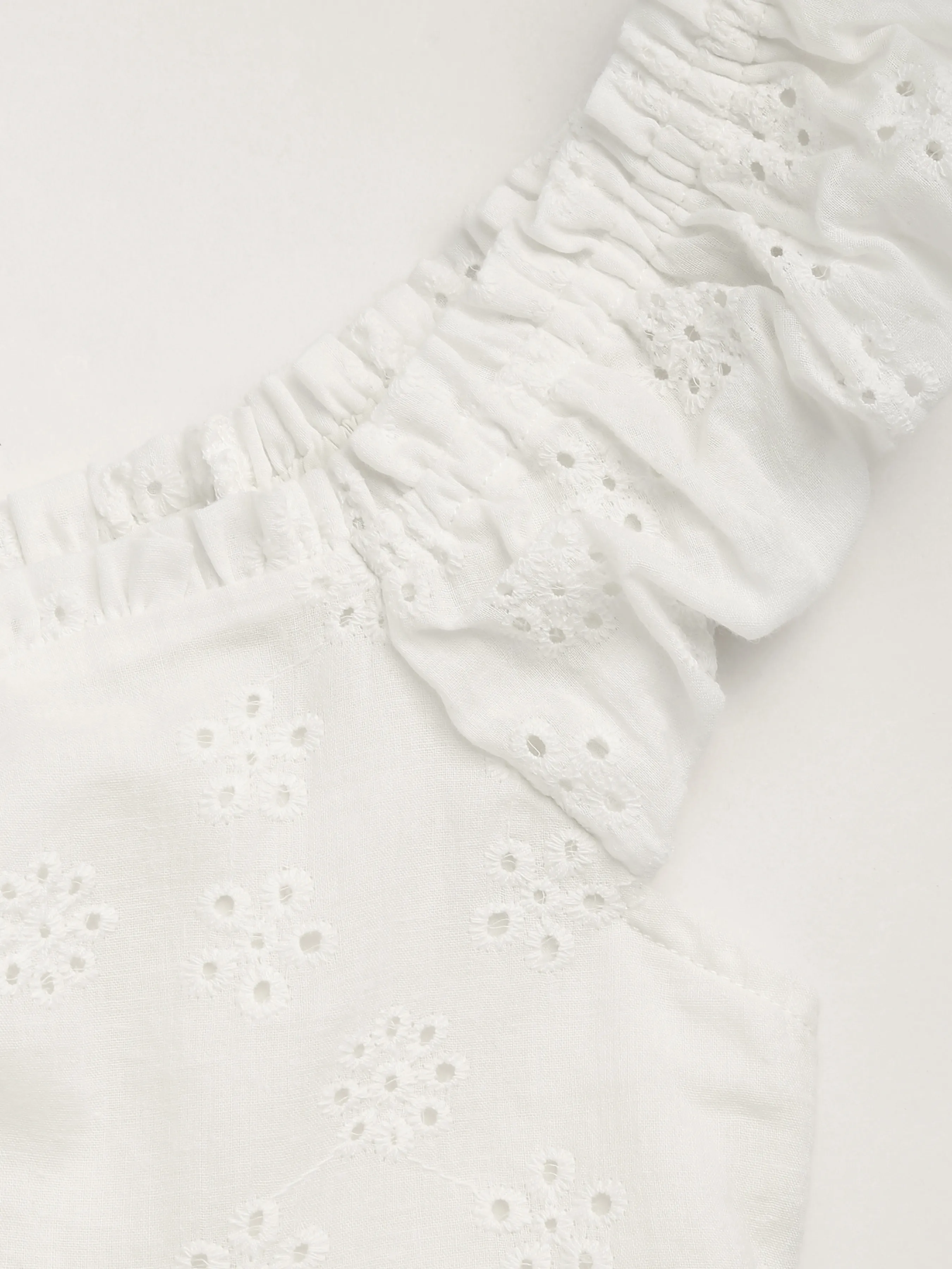 Robe courte en coton broderie anglaise épaules dénudées boutonnée