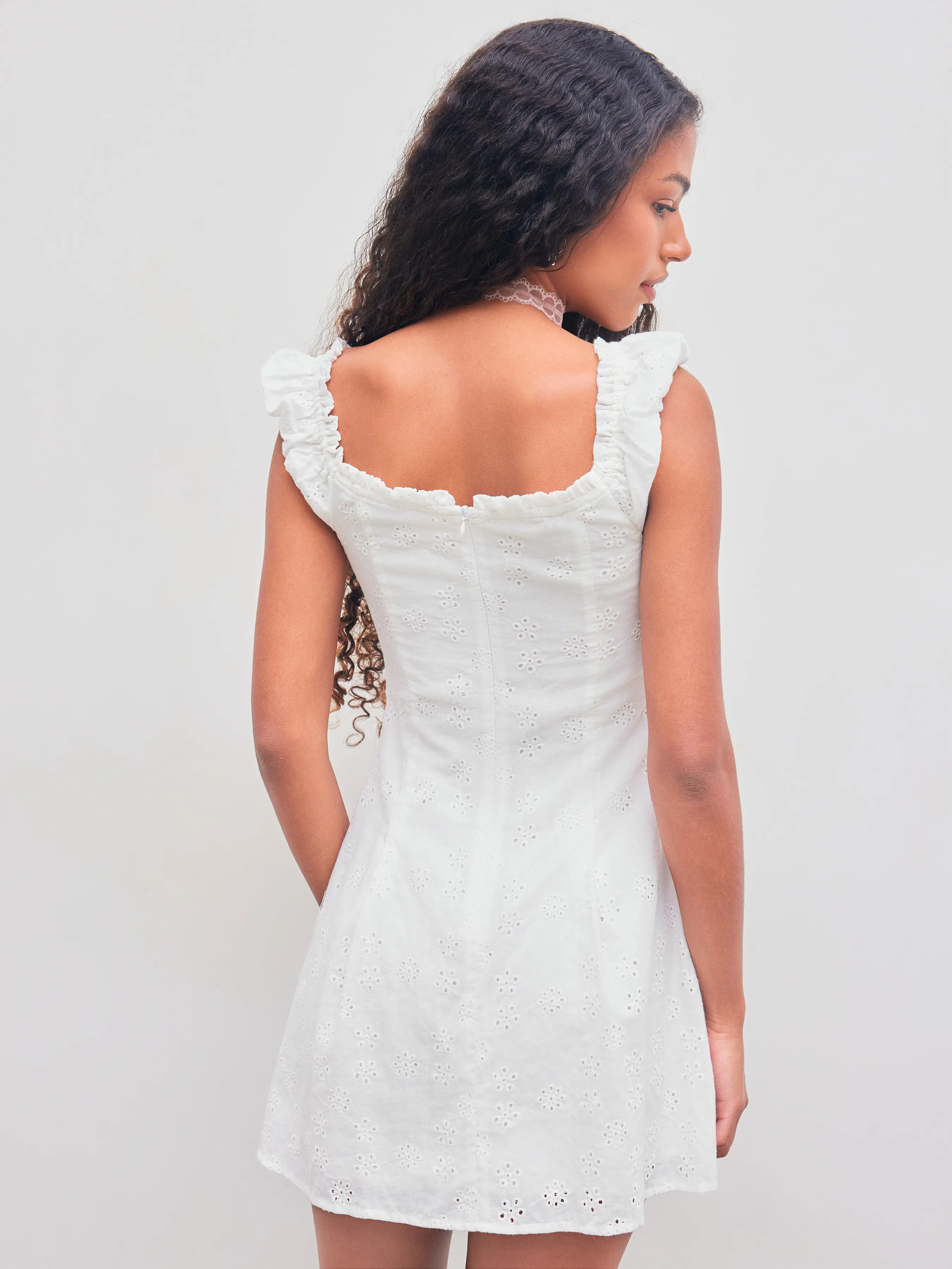 Robe courte en coton broderie anglaise épaules dénudées boutonnée