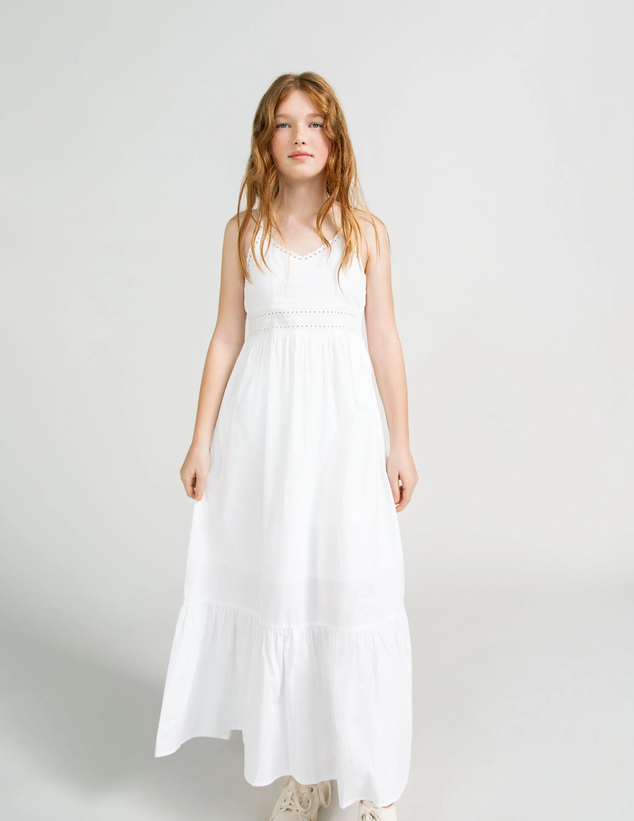 Robe longue blanche détails broderie anglaise fille