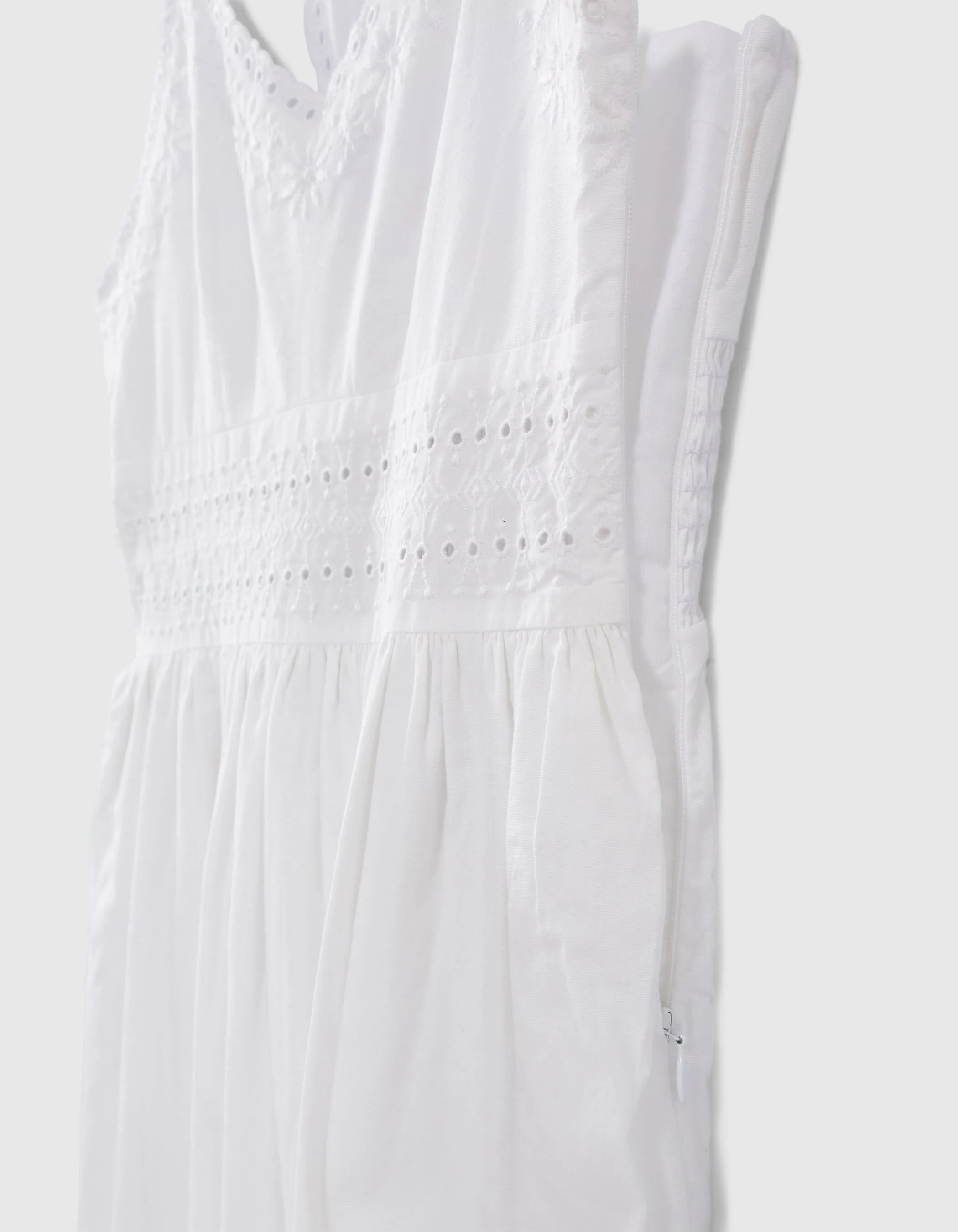 Robe longue blanche détails broderie anglaise fille